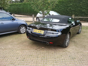 Aston Martin DB 9 Volante.jpg (209.09 KiB) 8835 keer bekeken Rijke Engelsman met gevoel voor humor (of kocht zijn vrouw dat kenteken?)