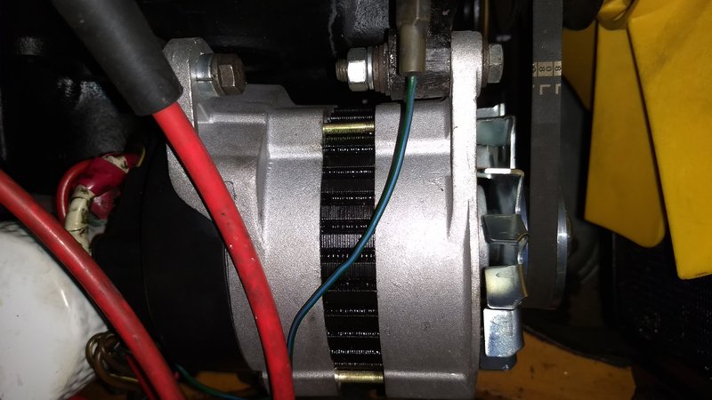 nylon fan rechts, nieuwe alternator in het midden