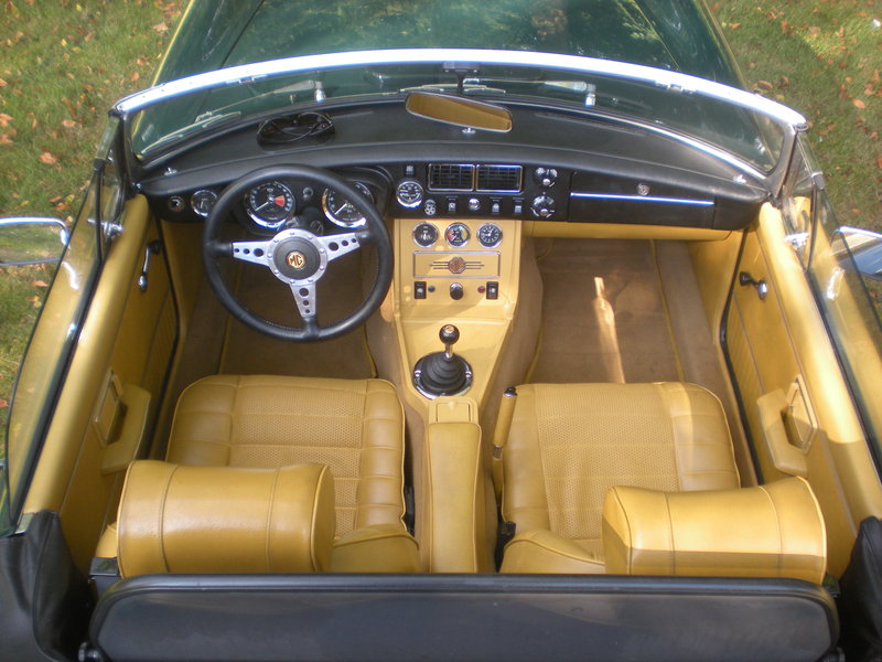 11 MG-B Roadster Interieur van boven.JPG