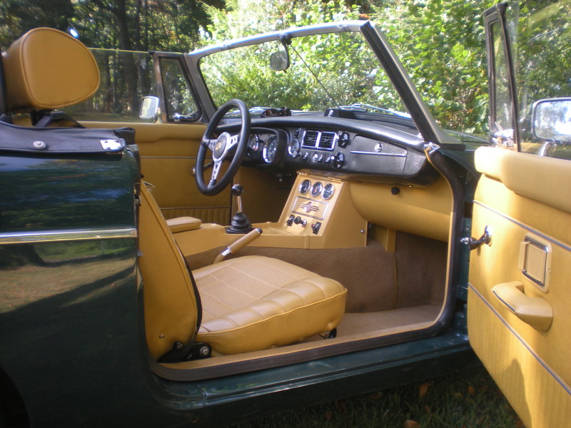 12 MG-B Roadster Interieur van rechts.JPG