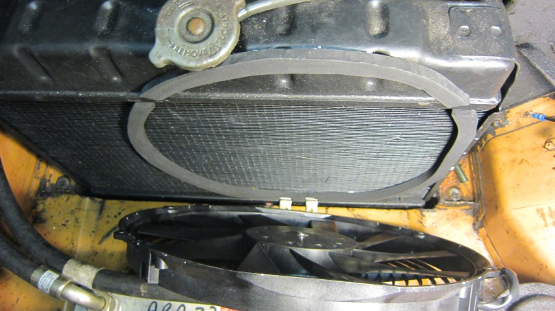 IMG_7030.JPG (2.01 MiB) 5531 keer bekeken De strip tussen fan en radiator