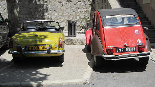 De MGB en een oude 2CV broederlijk bijeen (dit type had ik in 1971 net nieuw gekocht)