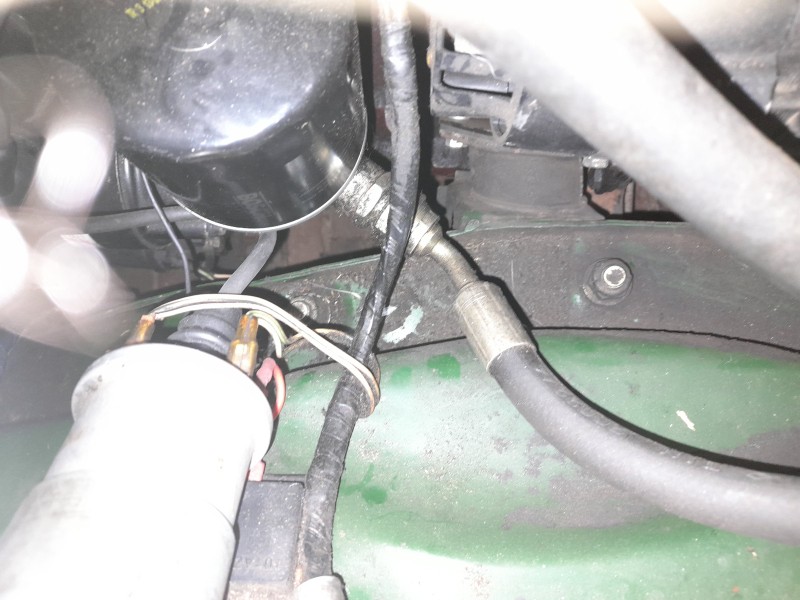 Moeren vanuit motor compartiment
