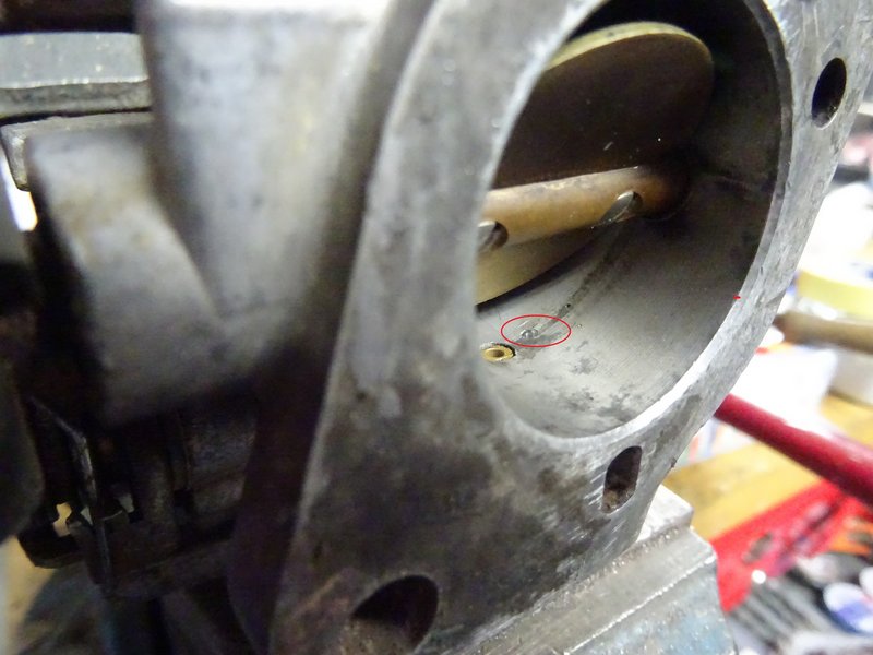 DSC01823a.jpg (4.75 MiB) 4904 keer bekeken Met 1,5 mm gaatje net achter de gasklep