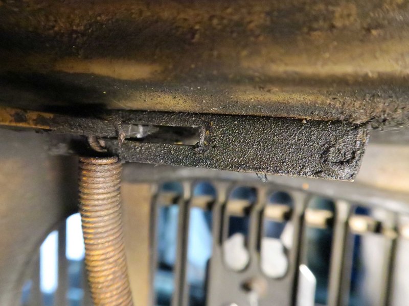 bonnet latch end stop b.jpg (1.44 MiB) 4098 keer bekeken veer is tijdelijk losgenomen